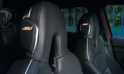 Monoform sports seats with BOSE® personal plus headrests* Image
